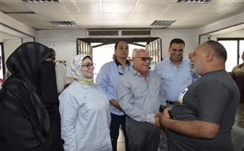 محافظ بورسعيد يلتقي العاملين بديوان عام حي الضواحي لمتابعة مستجدات العمل 