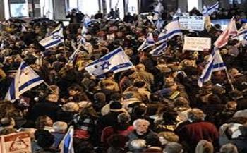 مئات الإسرائيليين يتظاهرون أمام مقر وزارة الدفاع في تل أبيب للمطالبة بإطلاق سراح المحتجزين في غزة
