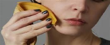 لجمالك.. فوائد عديدة لقشر الموز عند وضعه على بشرتك