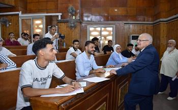 «رئيس جامعة القاهرة» يتفقد سير الامتحانات بكليات التجارة والآداب ودار العلوم