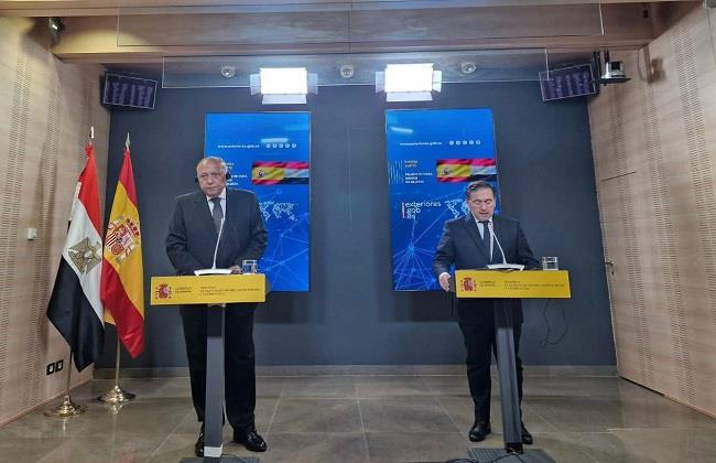 وزير الخارجية ونظيره الإسباني يبحثان العلاقات الثنائية وجهود وقف إطلاق النار بغزة