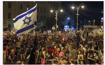 إعلام إسرائيلي: متظاهرون أمام منزل نتنياهو في قيسارية يطالبون بمحاكمته