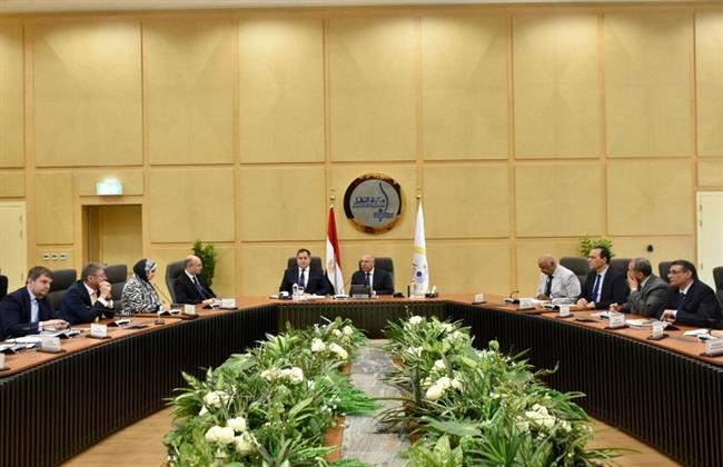 وزير النقل يعقد جلسة مباحثات مع وزير الاقتصاد الوطني بالمجر