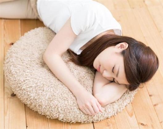 للفتيات.. 4 فوائد صحية للنوم على الأرض