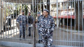الجيش اللبناني: تم توقيف مطلق النار  على السفارة الأمريكية ونقله إلى أحد المستشفيات 