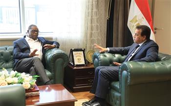 وزير الصحة يبحث مع نظيره الزيمبابوي سبل التعاون وتبادل الخبرات بين البلدين 