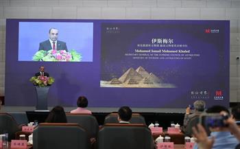 وفد من وزارة السياحة يتفقد تجهيزات معرض قمة الهرم في الصين