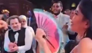 بالفيديو ...  منى زكي تدعم أهل غزة فى حفل زفاف جميلة عوض بمروحة علم فلسطين