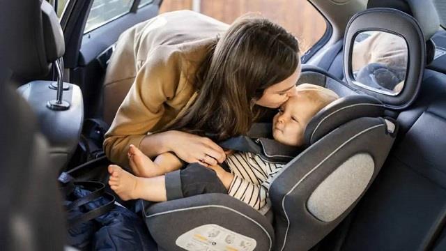 للأمهات.. احتياطات مهمة من أجل سلامة ركوب طفلك في السيارة