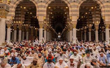 ضيوف الرحمن يؤدون صلاة الجمعة بالمسجد النبوي قبيل أداء مناسك الحج