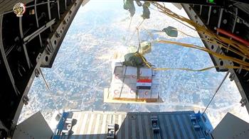 القوات المسلحة تنشر مقطعًا مصورًا لعمليات الإسقاط الجوي للمساعدات على غزة