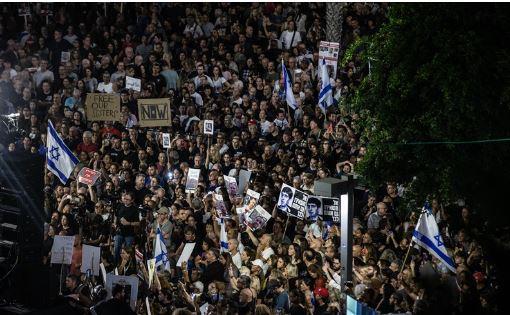آلاف الإسرائيليين يتظاهرون قبالة وزارة الدفاع الإسرائيلية في تل أبيب