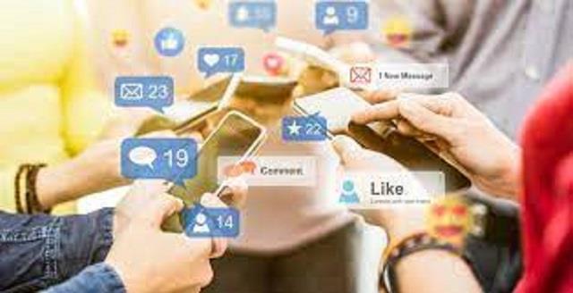 5 مخاطر لوسائل التواصل الاجتماعي.. منها تعزيز الميول النرجسية