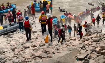 خناقة بالمجاذيف على ضفاف نهر هندي شهير تشعل الإنترنت (فيديو)