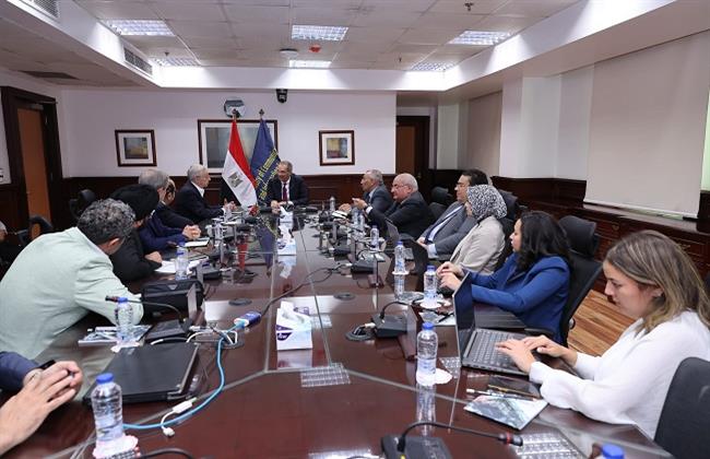 وزير الاتصالات يؤكد حرص الحكومة على تعزيز مكانة مصر كمركز إقليمي لتصنيع الإلكترونيات