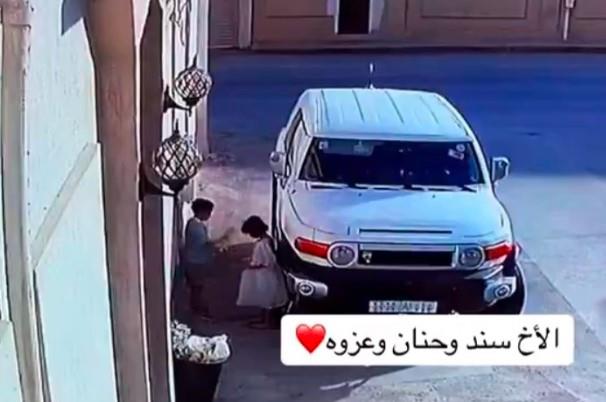 طفل يشعل مواقع التواصل بعد حيلة غير متوقعة لحماية شقيقته من الحر (فيديو)