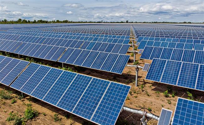 الكهرباء: بدء تشغيل محطة طاقة شمسية بأسوان تكفي 130 ألف وحدة سكنية