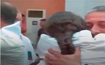مصري يفاجئ طفلته في حفل تخرجها بالجزائر (فيديو)
