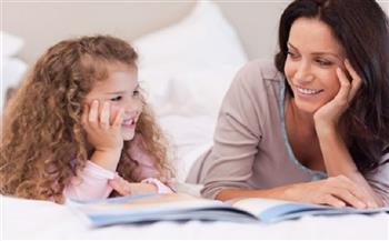 للأمهات .. 5 أسئلة يجب طرحها على طفلك قبل النوم