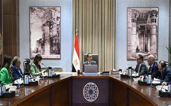 «مدبولي» يوجه بعقد اجتماع دوري مع رئيسي اتحادي الغرف التجارية والصناعات المصرية لضبط الأسواق