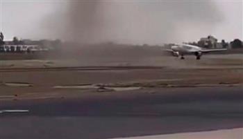 طائرة سعودية تقابل ظاهرة جوية تجبرها على التراجع (فيديو)