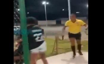 حدث في البرازيل.. حكم يطارد لاعبًا بالمسدس بسبب بطاقة صفراء! (فيديو)  