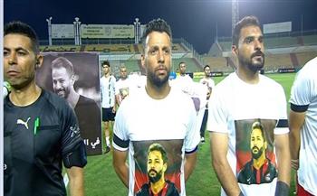   لاعبو مودرن سبورت يرفعون لافتة وصورة لـ أحمد رفعت قبل مباراة المقاولون    