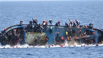 مقتل 4 مهاجرين غير قانونيين وإنقاذ 63 آخرين بغرق قارب قبل وصولهم بريطانيا