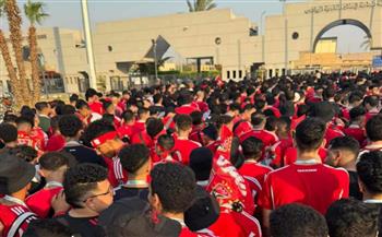 جمهور الأهلي يحتشد أمام استاد القاهرة لدعم الفريق أمام بيراميدز 