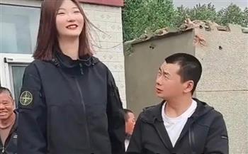 وسائل إعلام صينية تبحث عن عريس لفتاة طولها 2.26 متر