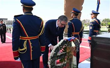 رئيس صربيا يزور النصب التذكاري ويضع إكليل الزهور على ضريح الرئيس السادات