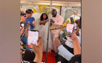 بسبب غلاء الأسعار.. أمريكي يفاجئ عروسته بحفلة زفاف في عربة مترو