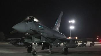 الإعلام الحوثي: الطائرات الأمريكية والبريطانية تشن 3 غارات على مطار الحديدة