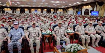 وزير الدفاع يلتقي بعدد من رجال القوات المسلحة بنطاق المنطقة المركزية