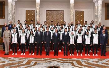 الرئيس السيسي يتوسط صورة تذكارية مع الحاصلين على ميداليات ذهبية ببطولة الألعاب الإفريقية