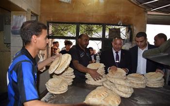 محافظ بورسعيد يتفقد إحدى مخابز البلدية للتأكد من الالتزام بالمواصفات المحددة لرغيف الخبز