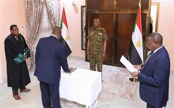عضو مجلس السيادة السوداني صلاح الدين آدم تور يؤدي القسم أمام عبدالفتاح البرهان