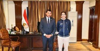 وزير الرياضة يهنئ أمينة عرفي بالتتويج بلقب بطولة العالم للإسكواش للمرة الثالثة على التوالي