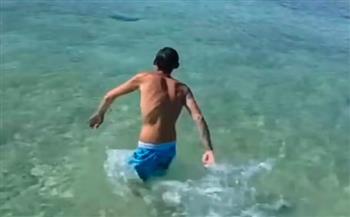 فيديو.. رجل يقفز في المحيط حتى لا يكتب باسورد تليفونه أمام صديقته!