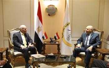 وزير النقل يبحث مع السفير العراقي تحقيق انطلاقة كبيرة لتنفيذ مشروعات البنية التحتية بالعراق 