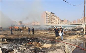 حريق يلتهم معرض ملابس أمام موقف في بنها بالقليوبية