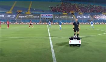 حكم مباراة الأهلي وبيراميدز يتسلم كرة اللقاء على عربة خاصة