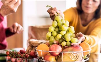 استشاري تغذية يكشف عن مشروبات وفاكهة صحية لتجنب حرارة الصيف 