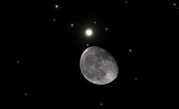 القمر و«لؤلؤة المجموعة الشمسية».. في سماء مصر الليلة
