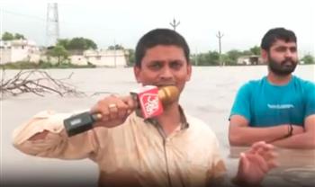 بالفيديو.. مراسل هندي يجري مقابلات صحفية من داخل مياه الفيضانات