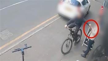 لص على دراجة يُجرّد المارة من هواتفهم المحمولة(فيديو)
