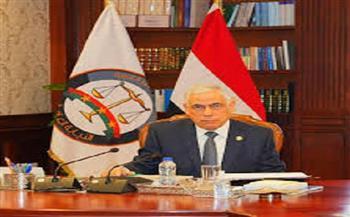 النائب العام يمنح رئيس جامعة القاهرة درعا تقديريا من معهد البحوث الجنائية