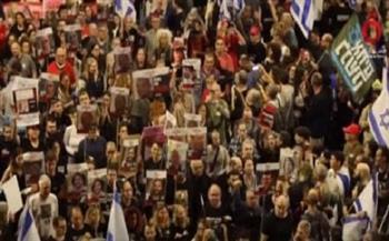 إعلام إسرائيلي: عائلات المحتجزين يطالبون نتنياهو بقبول صفقة تبادل الأسرى