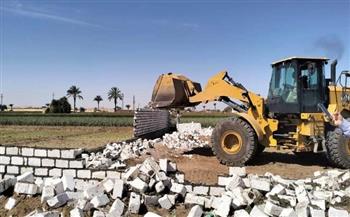 محافظ المنيا يوجه باستمرار إزالة تعديات البناء على أملاك الدولة والأراضي الزراعية