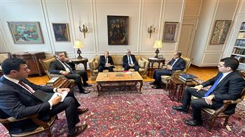 وزير الخارجية يجتمع مع إدارة ليبيا بالوزارة ويطمئن على الجالية المصرية